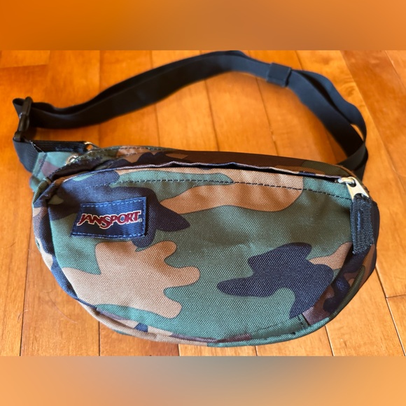 JanSport Fifth Avenue Camo Waist/Fanny Pack - Picture 3 of 8